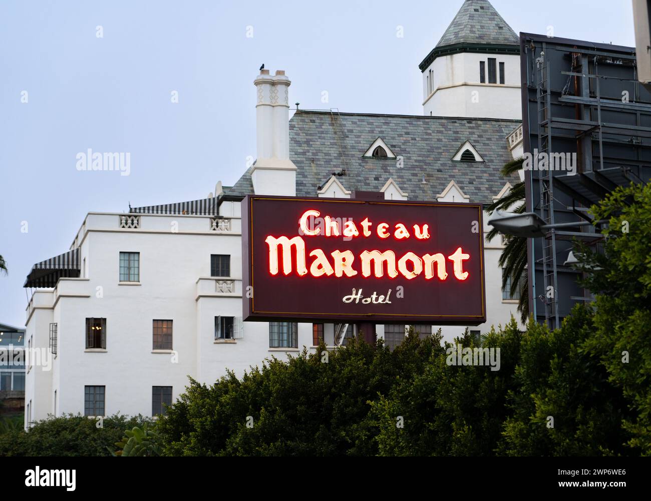 Das Neonschild vor dem Chateau Marmont Valet steht am Sunset Strip in Hollywood. Stockfoto