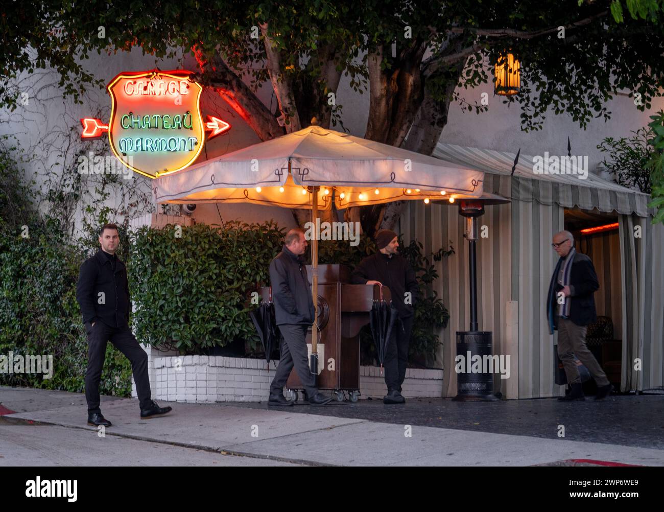 Das Neonschild vor dem Chateau Marmont Valet steht am Sunset Strip in Hollywood. Stockfoto