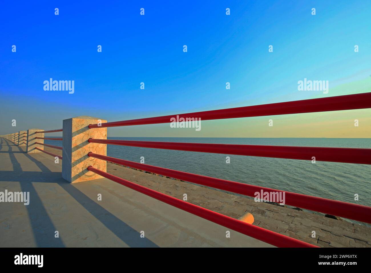 Die Barriere des Meeres, blauer Himmel Stockfoto