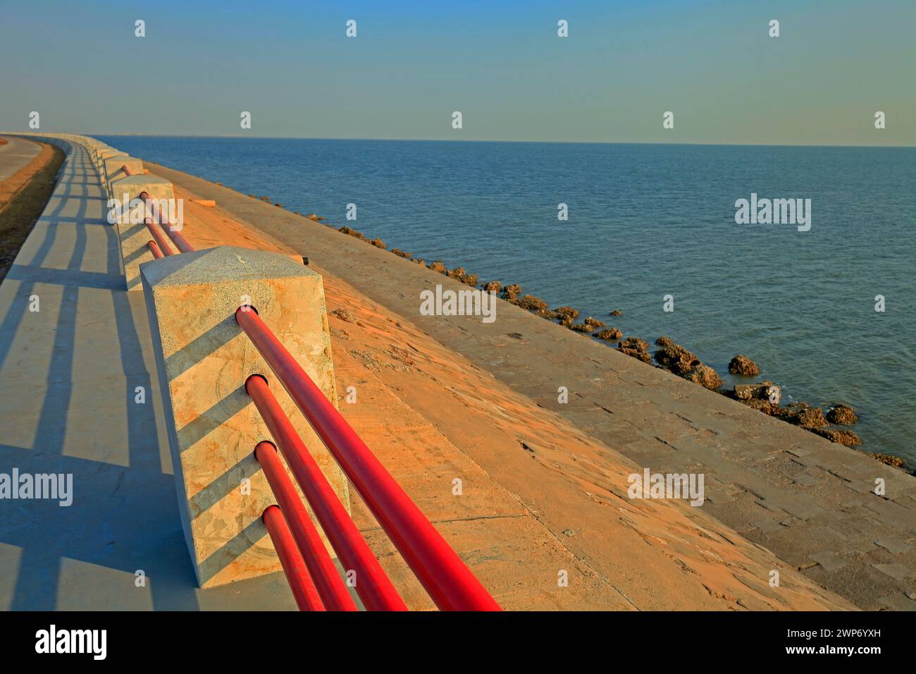 Die Barriere des Meeres, blauer Himmel Stockfoto