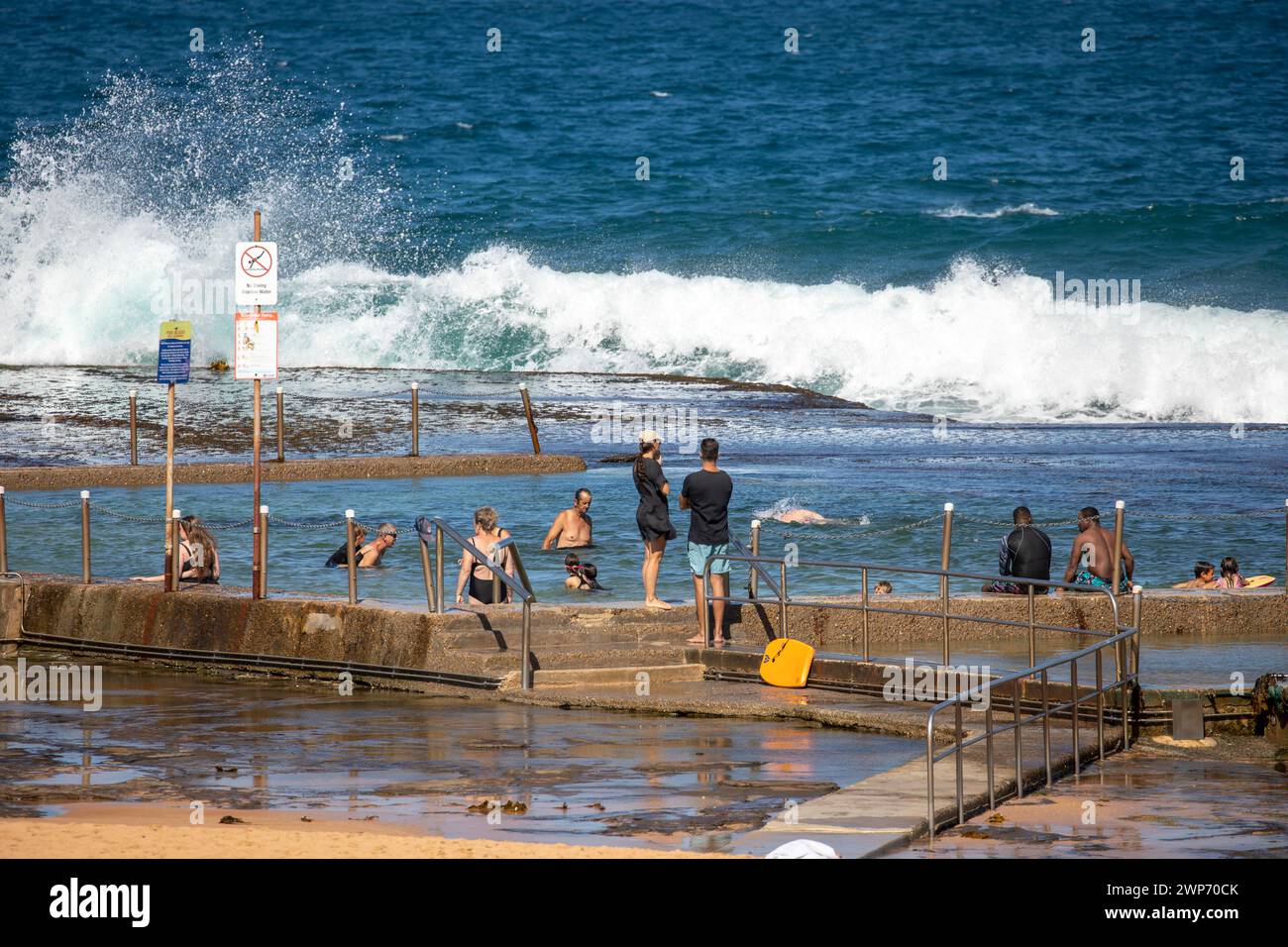 Mona Vale Beach Ocean Swim Rockpool, Leute schwimmen im Strandpool am sonnigen heißen Herbsttag, Sydney, NSW, Australien Stockfoto
