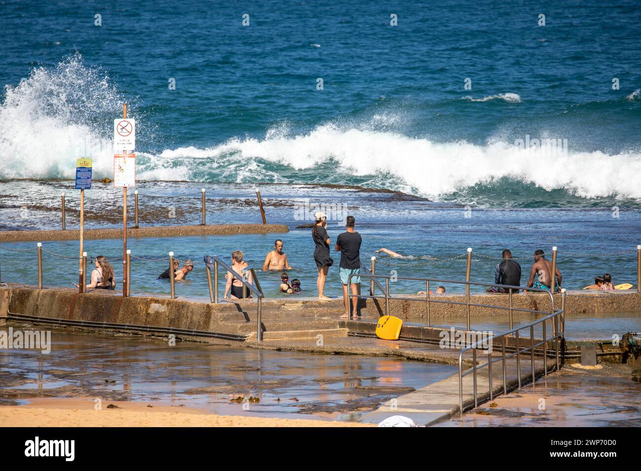 Mona Vale Beach Ocean Swim Rockpool, Leute schwimmen im Strandpool am sonnigen heißen Herbsttag, Sydney, NSW, Australien Stockfoto