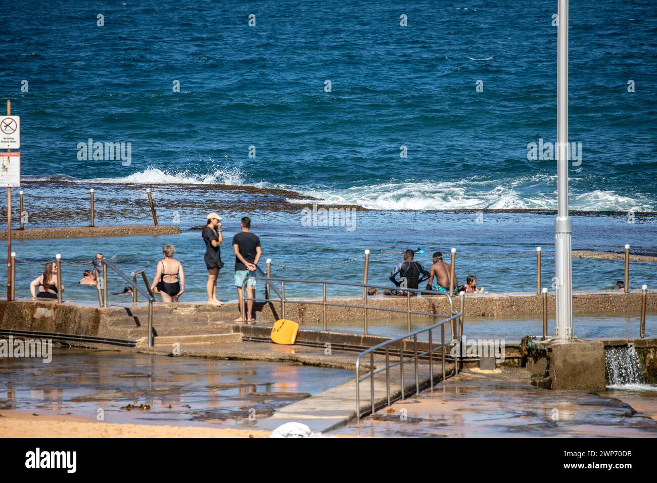 Mona Vale Beach Ocean Swim Rockpool, Leute schwimmen im Strandpool am sonnigen heißen Herbsttag, Sydney, NSW, Australien Stockfoto