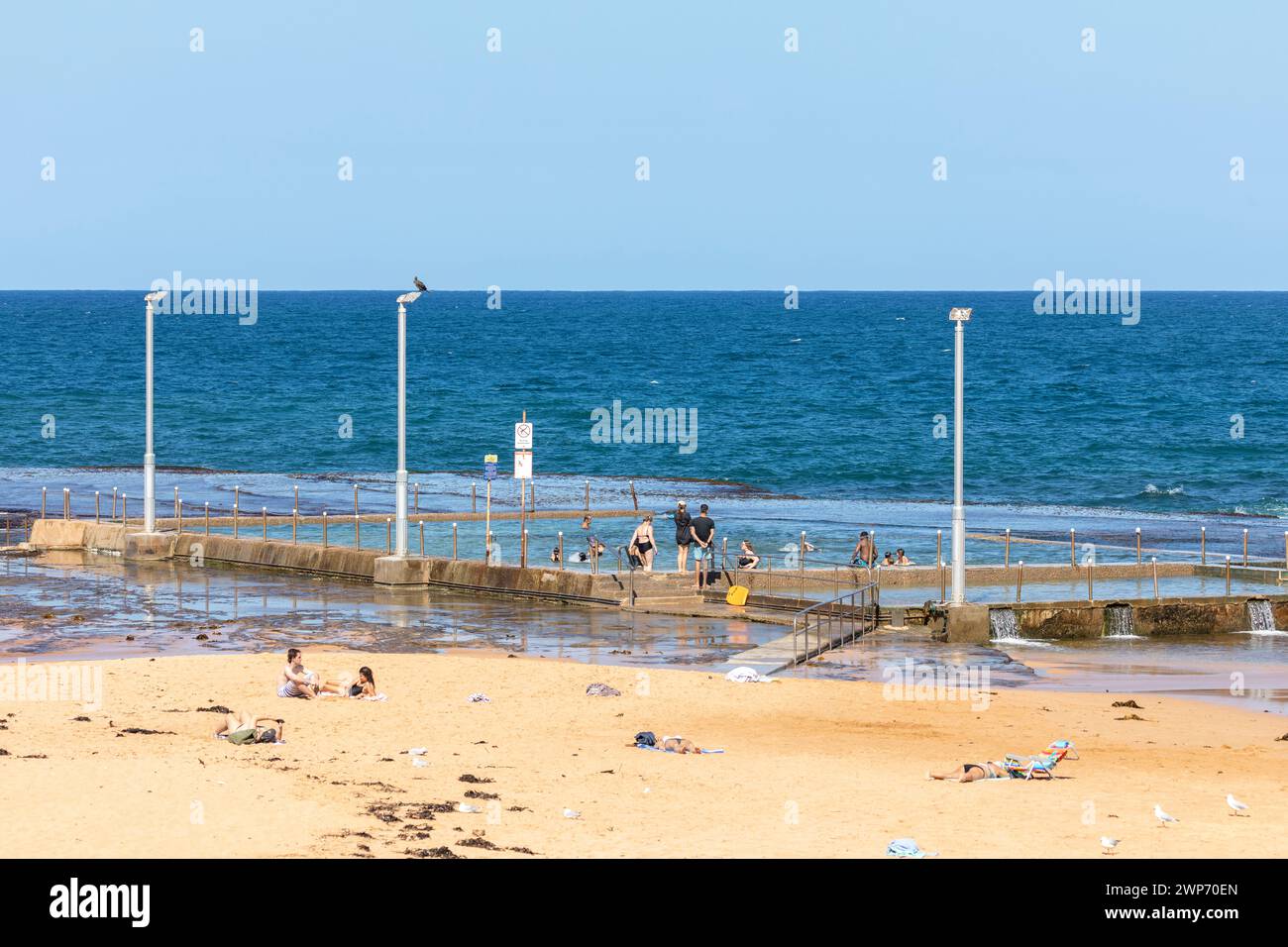 Mona Vale Beach Ocean Swim Rockpool, Leute schwimmen im Strandpool am sonnigen heißen Herbsttag, Sydney, NSW, Australien Stockfoto