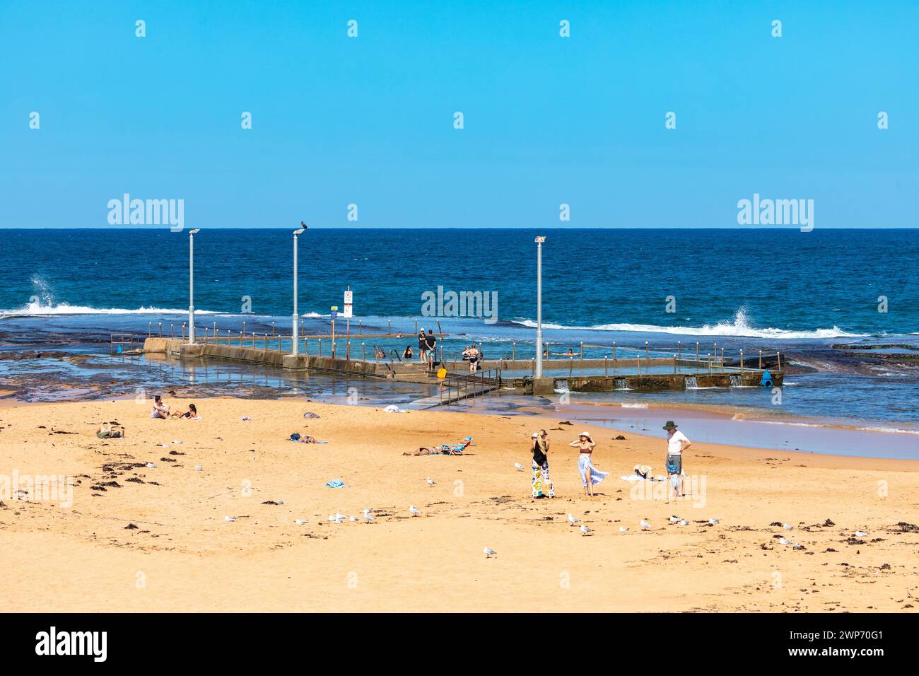 Mona Vale Beach Ocean Swim Rockpool, Leute schwimmen im Strandpool am sonnigen heißen Herbsttag, Sydney, NSW, Australien Stockfoto