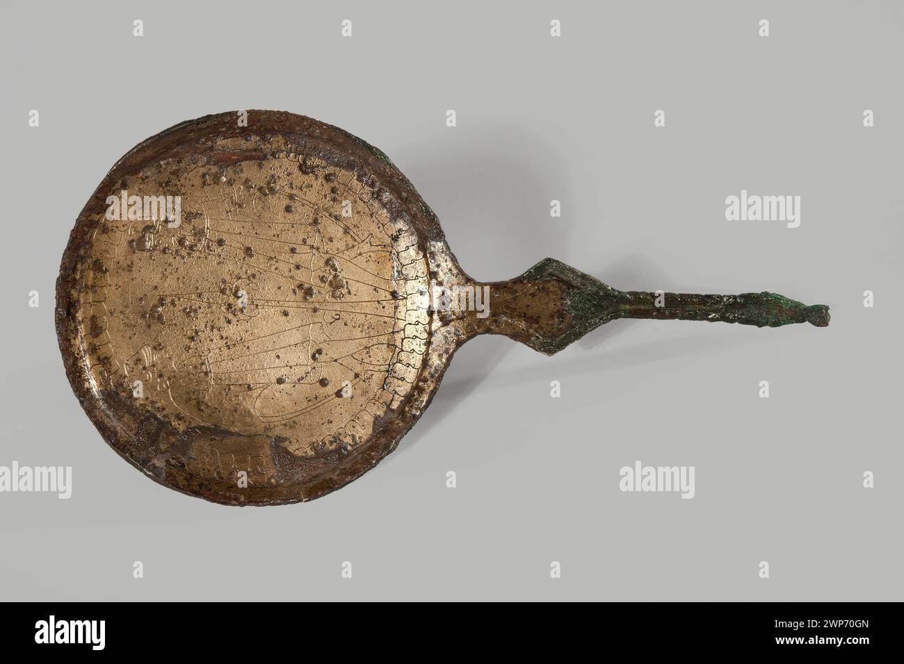 Dieser etruskische Handspiegel aus dem 3. Bis 2. Jahrhundert v. Chr. zeigt den Diosuri mit detaillierten Gravuren, Handwerkskunst und dekorativer Ikonographie. Stockfoto