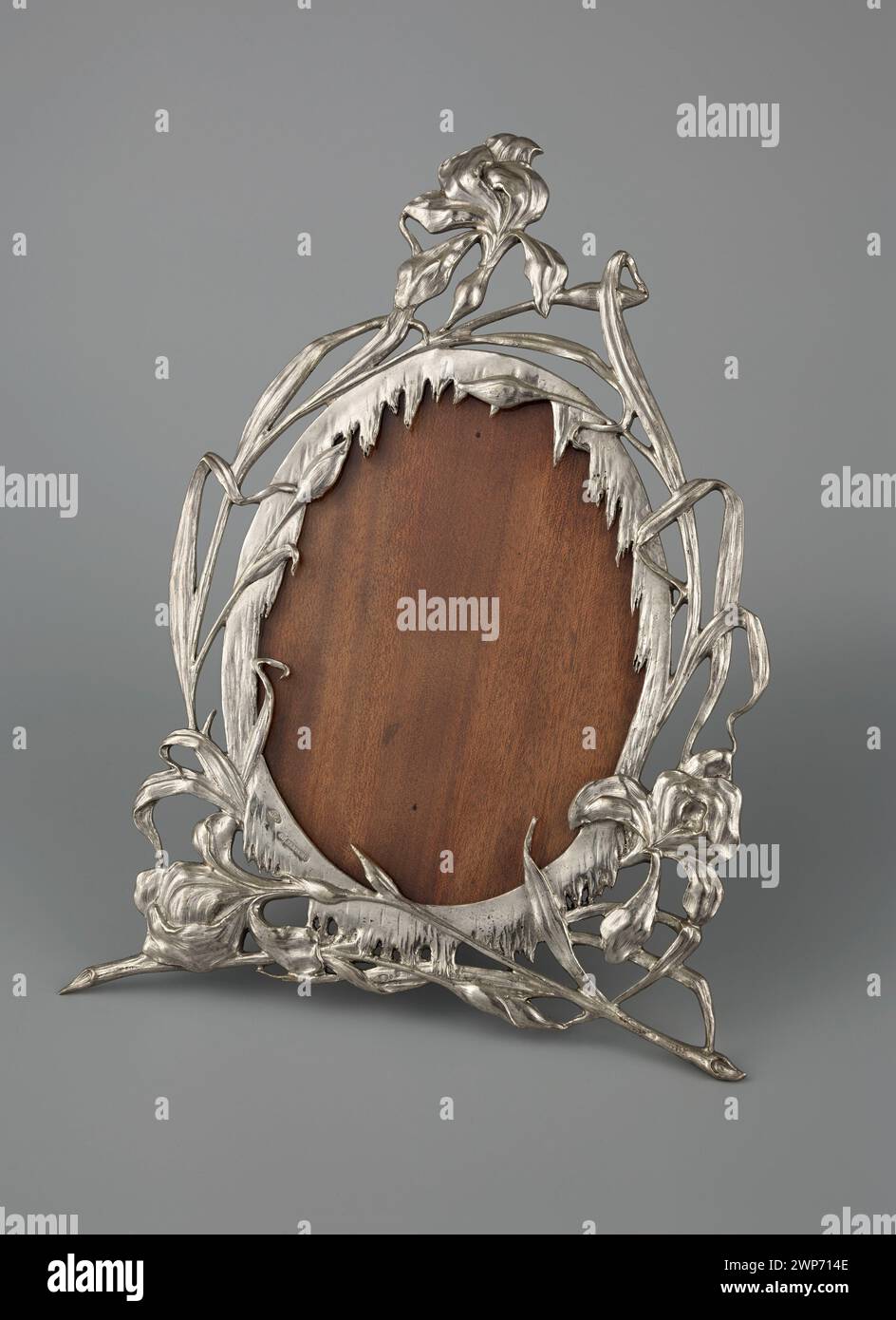 Jugendstil-Bilderrahmen von den Brüdern Hempel und Jan Rembowski, Anfang des 20. Jahrhunderts, dekoriert mit Irisblumen im Secession-Stil. Stockfoto