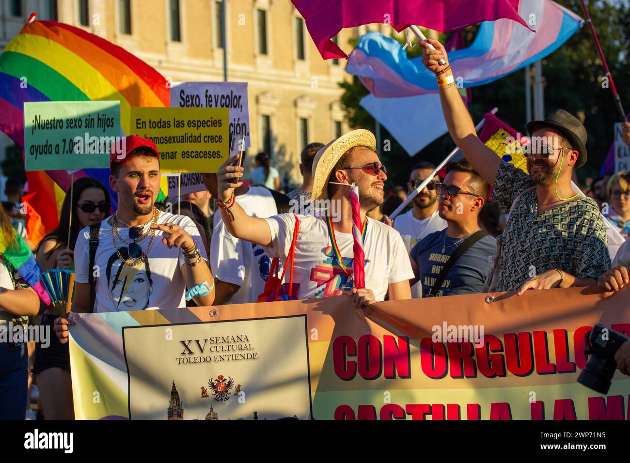 Madrid, Spanien. 3. Juli 2022 Eine Menge junger Leute, die draußen Spaß bei der Pride Month auf Schwulenparade haben. LGBT Regenbogenflaggen. Sommerfest Freude. Stockfoto