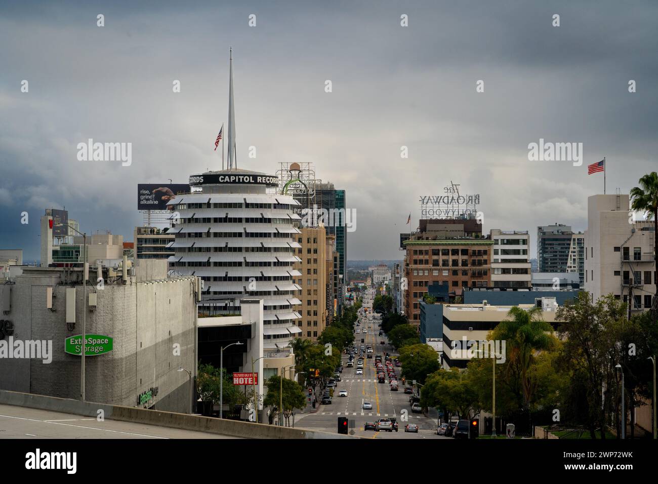 Ein Blick auf die Vine Street, vorbei am berühmten Capitol Record Gebäude, in Richtung Hollywood Boulevard. Stockfoto