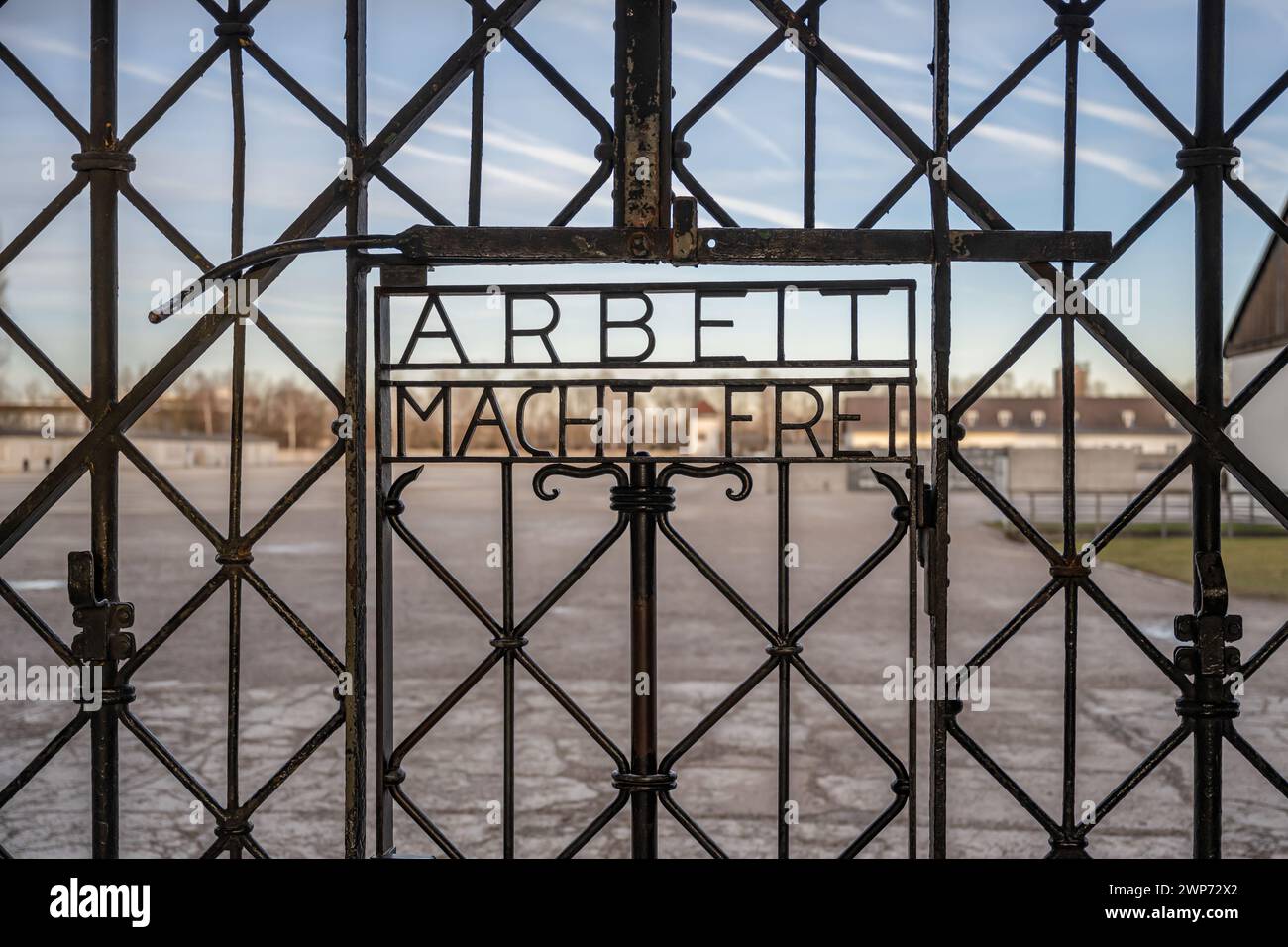 Die Arbeit IN DACHAU, DEUTSCHLAND, setzt Sie frei auf die Tore des Konzentrationslagers Dachau. Stockfoto