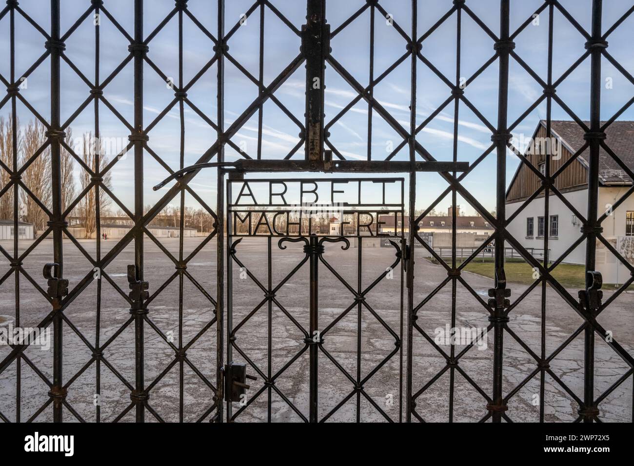 Die Arbeit IN DACHAU, DEUTSCHLAND, setzt Sie frei auf die Tore des Konzentrationslagers Dachau. Stockfoto