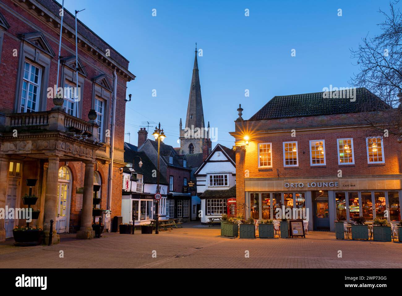 Evesham Market Square bei Sonnenaufgang im märz. Evesham, Wychavon, Worchestershire, England Stockfoto