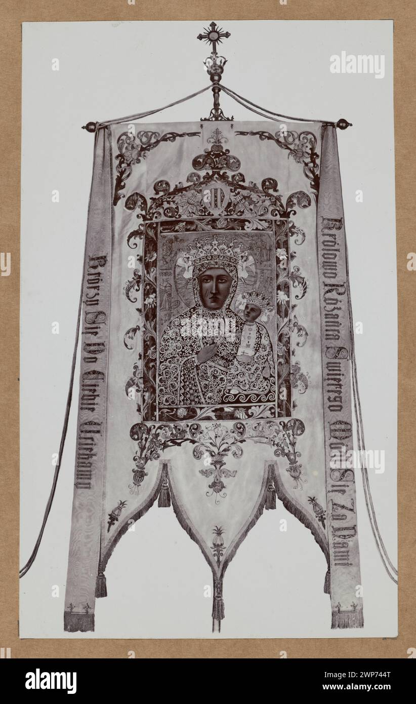 Foto eines Banners mit dem Bild der Muttergottes von Częstochowa in der Schatzkammer des Klosters Jasna Góra, Częstochowa, aufgenommen um 1896 von Stanisław Trzciński. Stockfoto