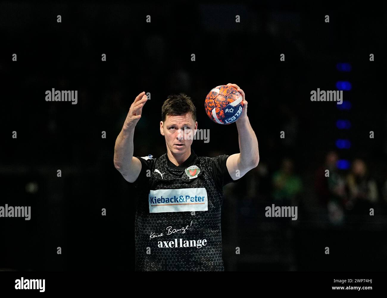 Max Riech Halle, Berlin, Deutschland. März 2024. Hans Lindberg (Fuchse Berlin) sieht bei einem Handball-Spiel der EHF European League, Fuchse Berlin gegen CSM Constanta, in Max Selling Halle, Berlin, zu. Ulrik Pedersen/CSM/Alamy Live News Stockfoto