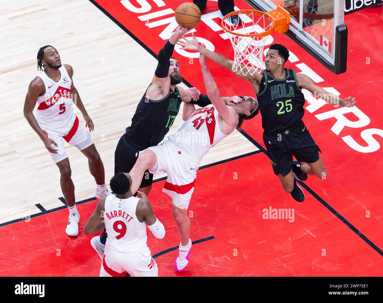 Toronto, Kanada. März 2024. Jonas Valanciunas (3. L) und Trey Murphy III (R) von New Orleans Pelicans kämpfen um einen Rückstoß mit Kelly Olynyk (2. R) von Toronto Raptors während des regulären NBA-Saisonspiels 2023-2024 zwischen Toronto Raptors und New Orleans Pelicans in Toronto, Kanada, am 5. März 2024. Quelle: Zou Zheng/Xinhua/Alamy Live News Stockfoto