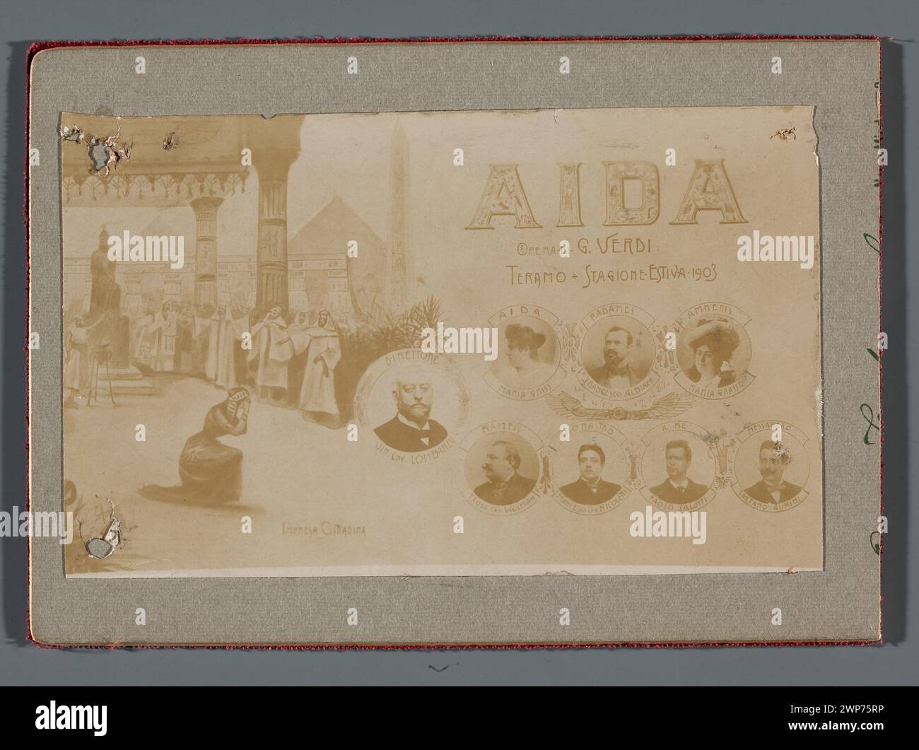 Dieses fotografische Poster von 1903 zeigt Giuseppe Verdis Oper „Aida“ in Teramo, darunter Porträts des Dirigenten Vincenzo Lombardi und der Darsteller Maria Grisi, Francesca Albi, Maria Grasse, Paola Wulman, Francesca Nicoletti, Paolo Salotti und Gaetano Aurini, die die Opernaufführung des frühen 20. Jahrhunderts und die italienische Musikkultur hervorheben. Stockfoto