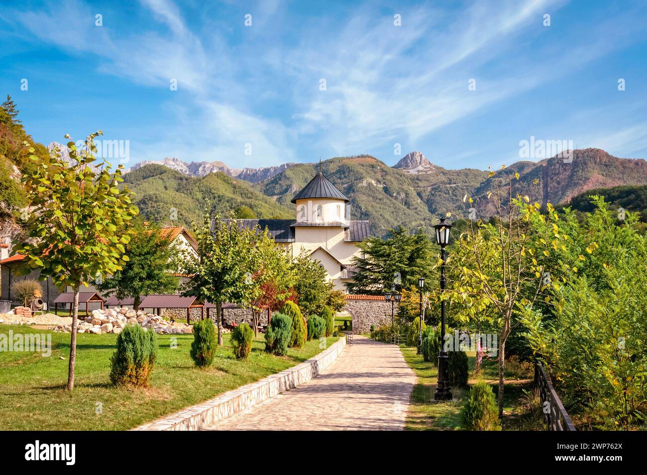 Blick auf das serbisch-orthodoxe Moraca-Kloster in Montenegro. Das Kloster wurde 1252 gegründet. Stockfoto