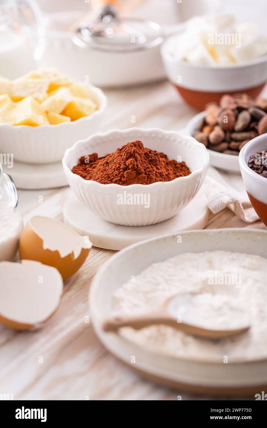 Bio-Kakaobutter und Backzutaten mit Küchenutensilien Stockfoto
