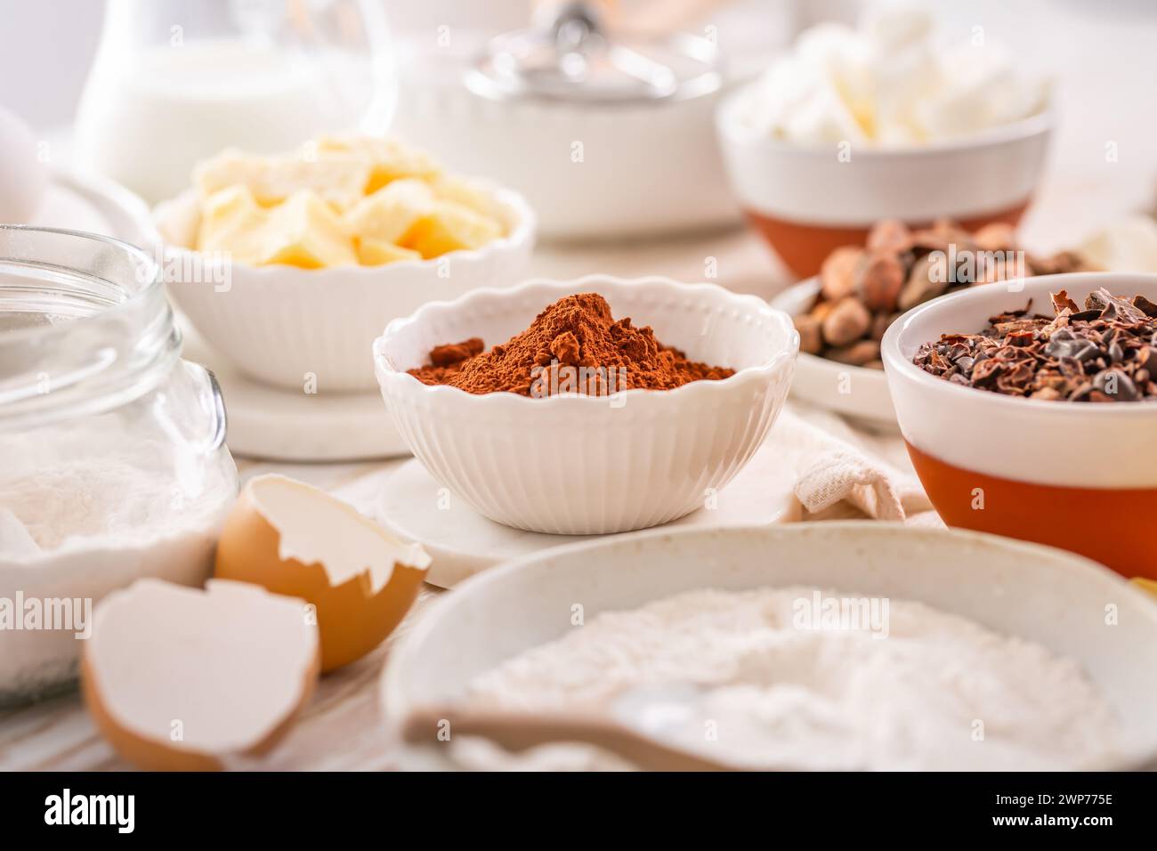 Bio-Kakaobutter und Backzutaten mit Küchenutensilien Stockfoto