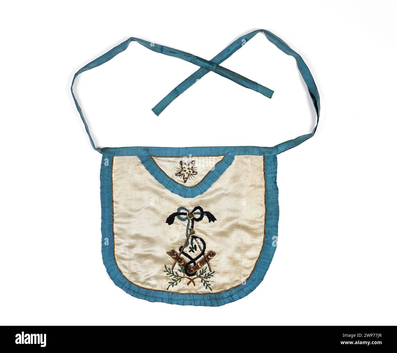 Die Freimaurerschürze mit dem Master-Rang um 1820 zeigt Freimaurerembleme wie Kompass und Quadrat, Akazienzweig und Seil, die Symbole darstellen, die in Freimaurerlogen verwendet werden. Stockfoto