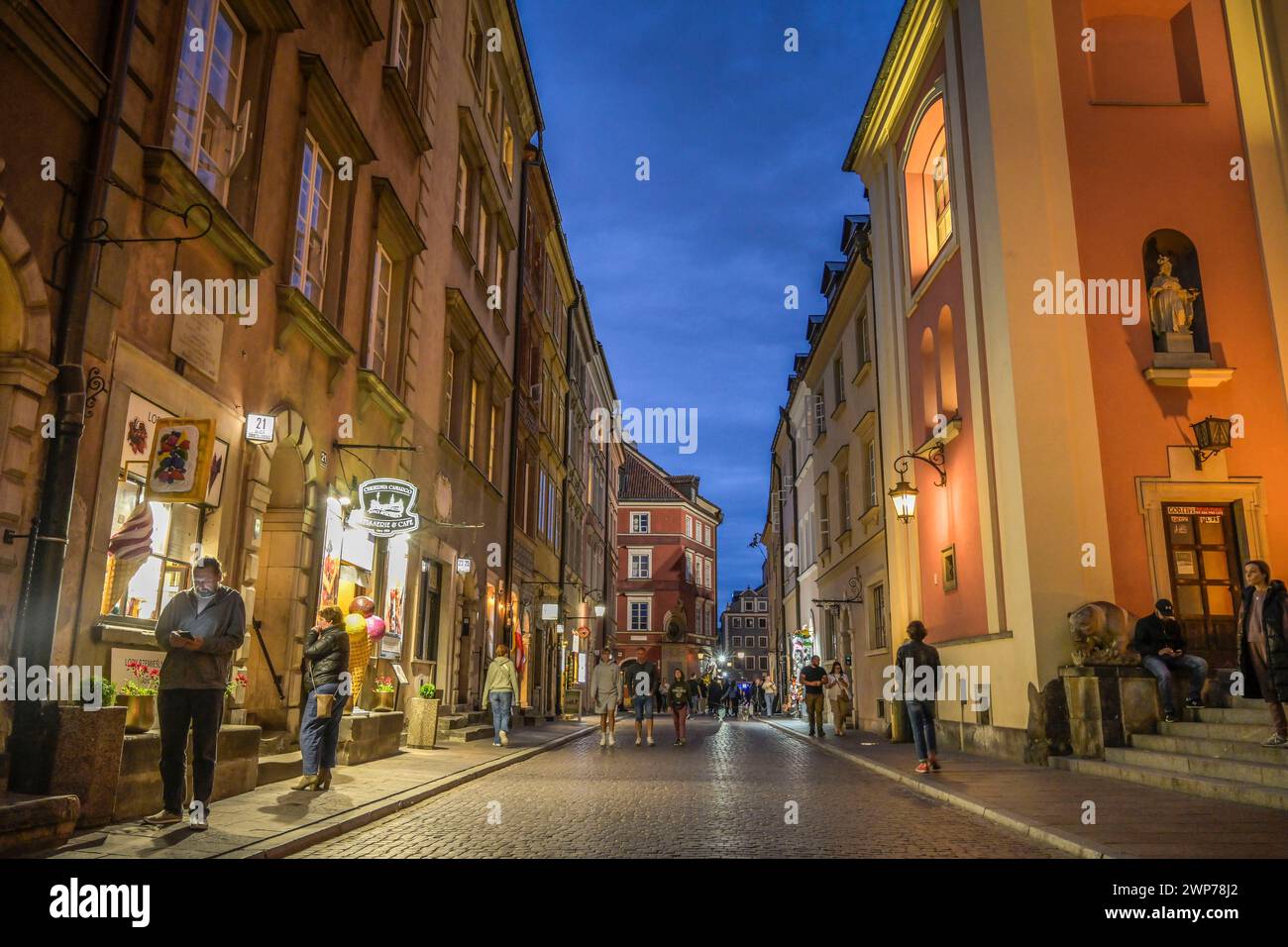 Abendliche Straßenszene, Swietojanska, Altstadt Stare Miasto, Warschau, Woiwodschaft Masowien, Polen Stockfoto