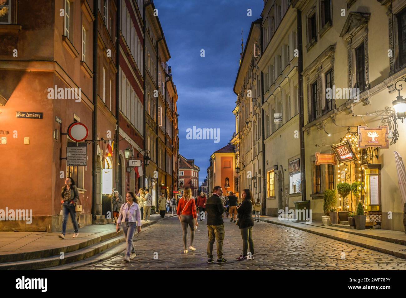 Abendliche Straßenszene, Swietojanska, Altstadt Stare Miasto, Warschau, Woiwodschaft Masowien, Polen Stockfoto