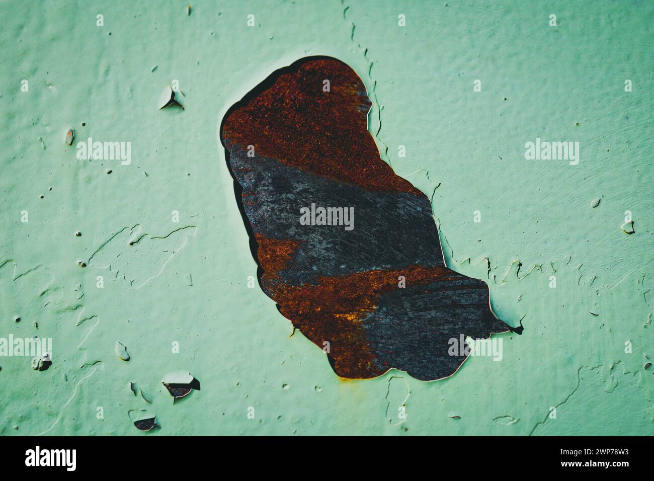 Farbflecken kamen von der Wand Stockfoto