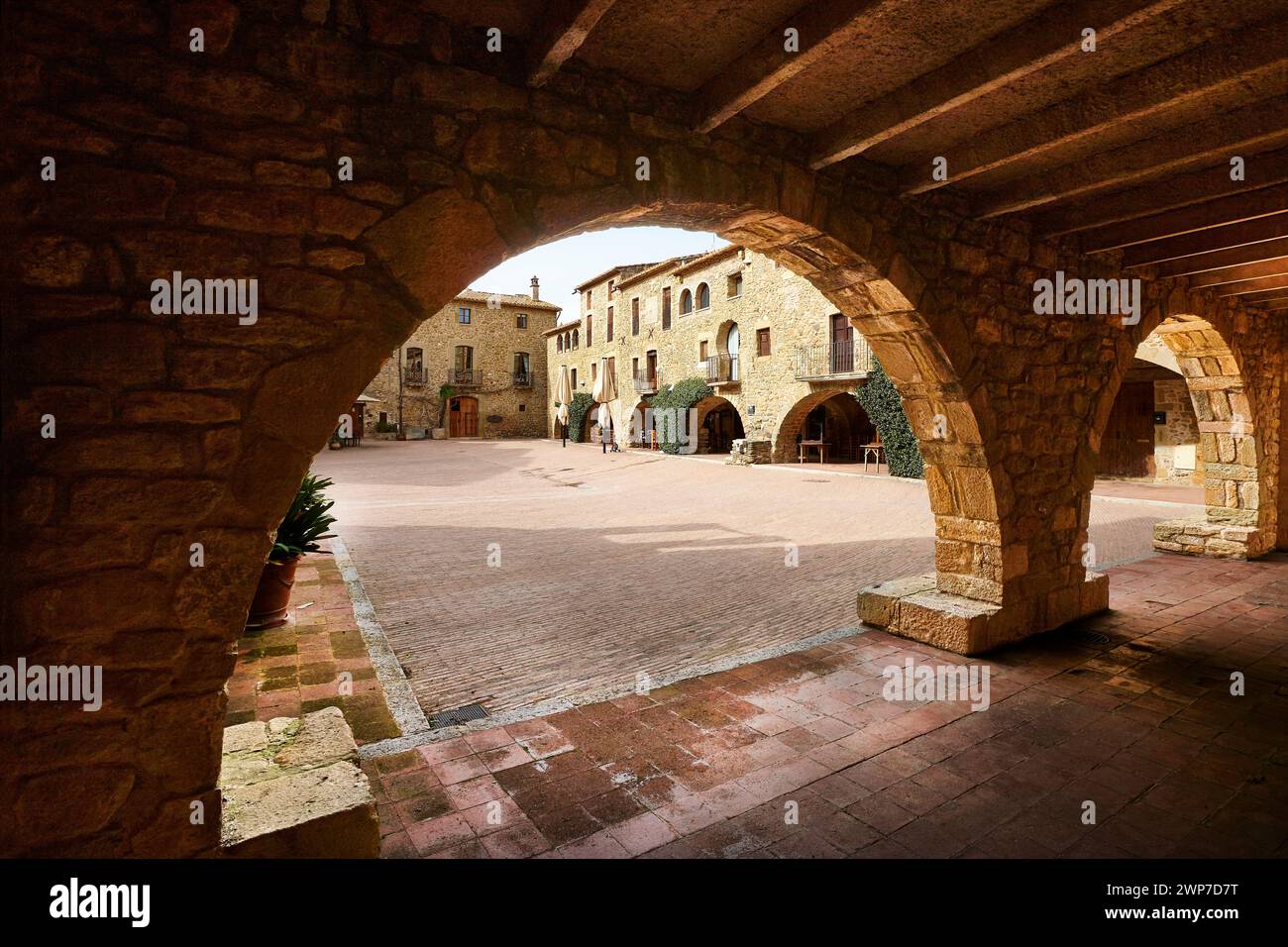 Malerisches mittelalterliches Dorf Monells. Girona, Costa Brava. Katalonien. Spanien Stockfoto