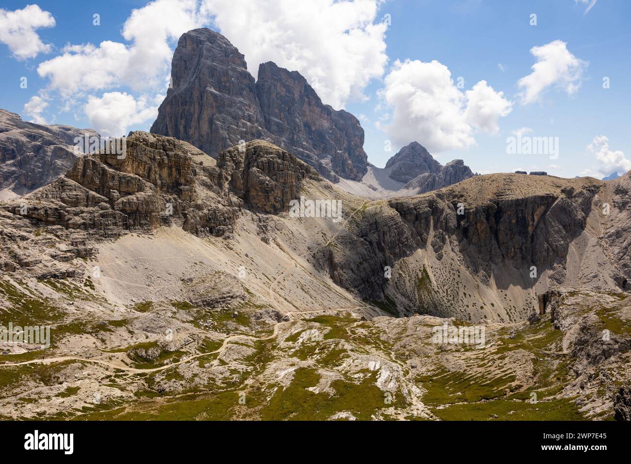 Unberührte Orte in der Nähe von Gipfeln in den Dolomiten. Heller, sonniger Tag in hohen Bergen. Stockfoto