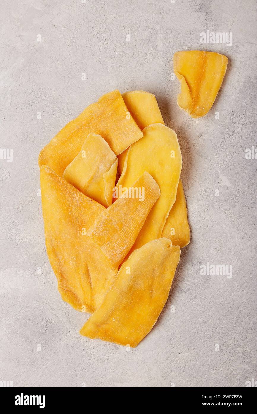 Nährstoffreicher Genuss - visuelles fest mit vitaminreichen getrockneten Mangohnesnacks. Stockfoto