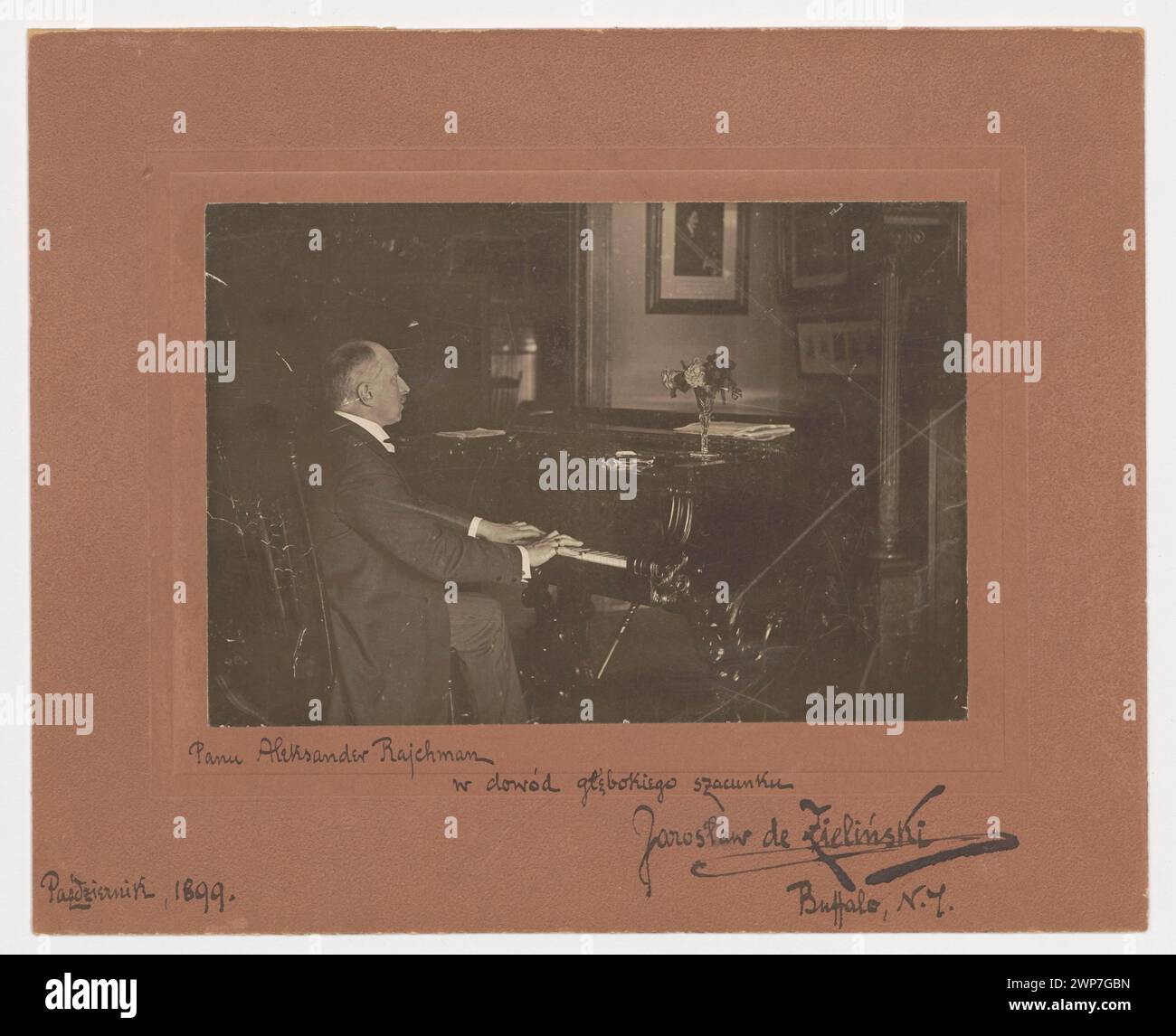 Porträt des Pianisten Jarosław de Zieliński (1844–1922), gewidmet Aleksander Rajchman (1855–1915), aufgenommen um 1899. Das Bild zeigt Zieliński mit Klavier und musikalischem Interieur, Teil einer Sammlung von Musikern und Männerporträts. Stockfoto