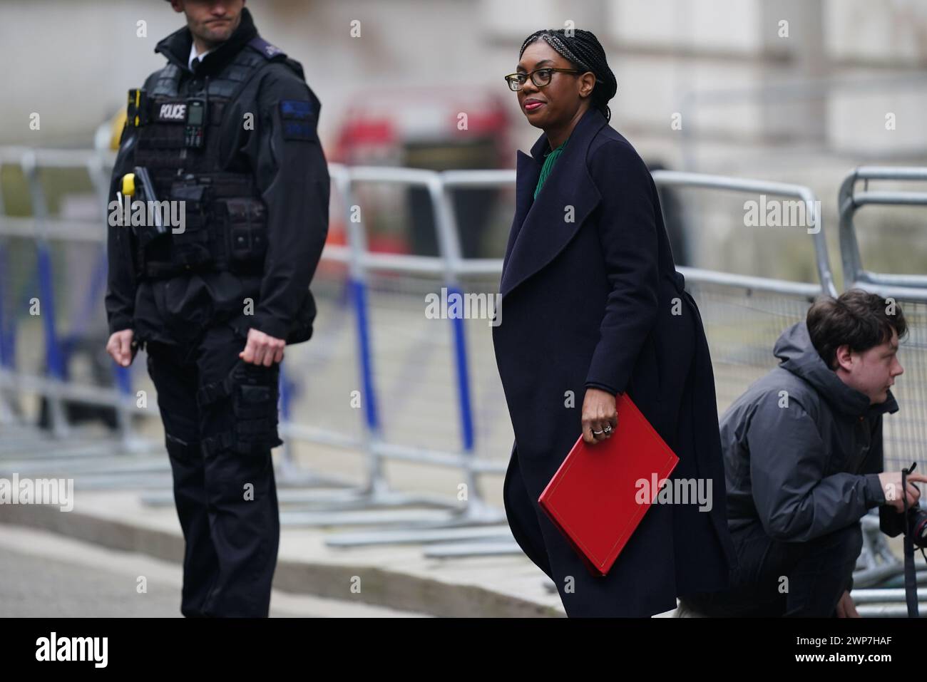 Geschäftssekretär Kemi Badenoch kommt zu einer Kabinettssitzung in der Downing Street, London, vor dem Haushalt. Bilddatum: Mittwoch, 6. März 2024. Stockfoto