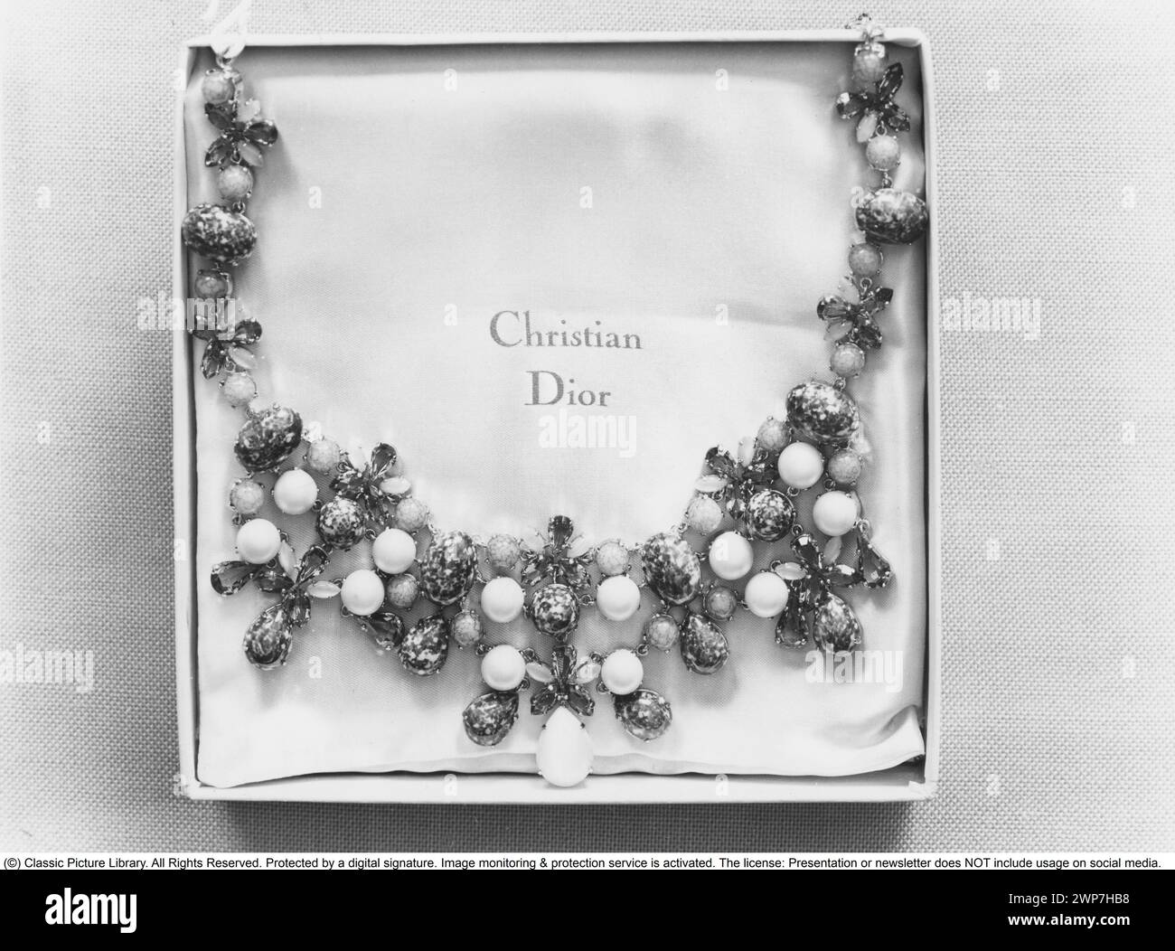 Christian Dior 1962. Eine Halskette befindet sich in der Originalschachtel mit dem Namen Christian Dior. Stockfoto