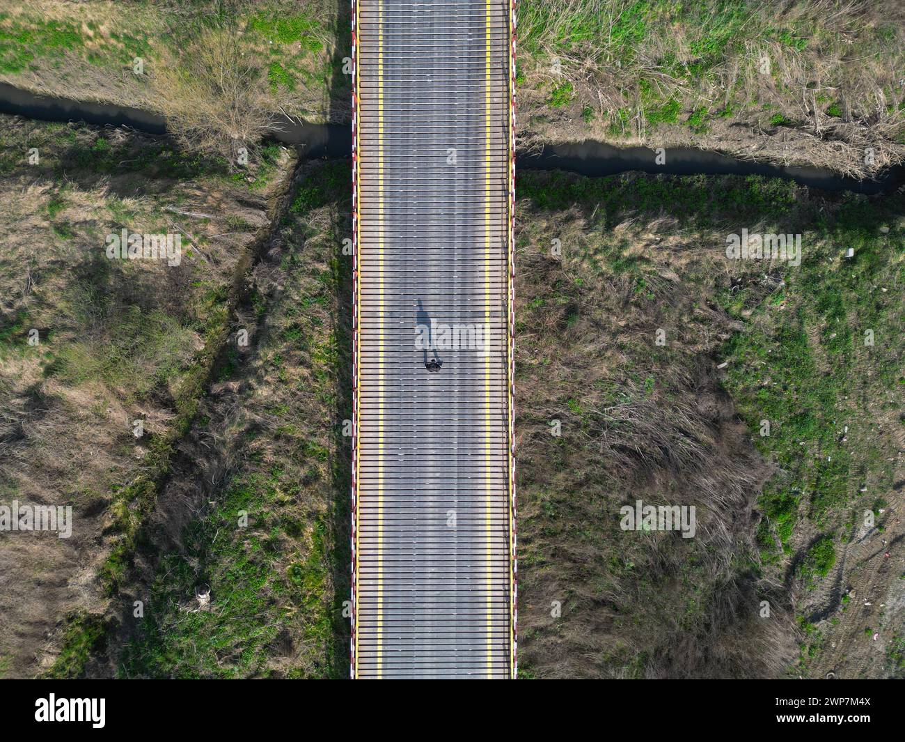 Eine einzelne Person steht auf der Brücke. Single Life-Konzept. Stockfoto
