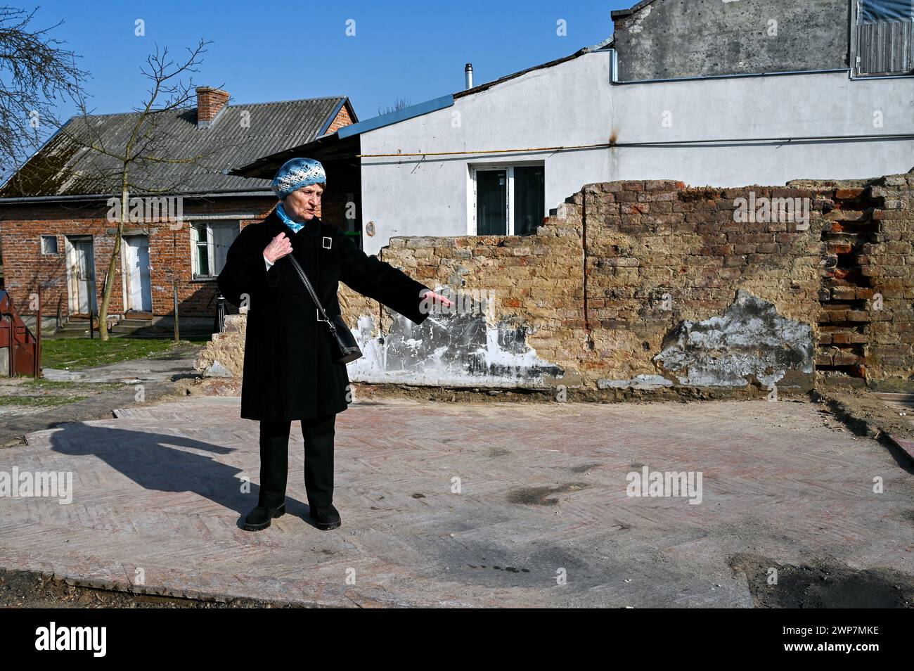 LVIW, UKRAINE - 5. MÄRZ 2024 - Marija Trylovska, Tochter von Roman Schuschewitsch, dem Militärführer der ukrainischen Aufständischen Armee (UPA), besucht zum 74. Todestag ihres Vaters Lviw, Westukraine, das Ruinmuseum Schuschewitsch. Das römische Shukhevych-Gedächtnismuseum geriet am Morgen des 1. Januar 2024 in der Siedlung Bilohorschcha am Stadtrand von Lviv in Brand, als Folge von herunterfallenden Schahed-Drohnenschutt. Stockfoto