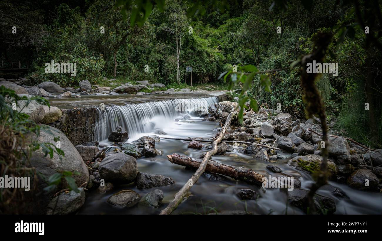 Eine wunderschöne Wasserfallüberquerung in Valle de Cocora, Kolumbien Stockfoto