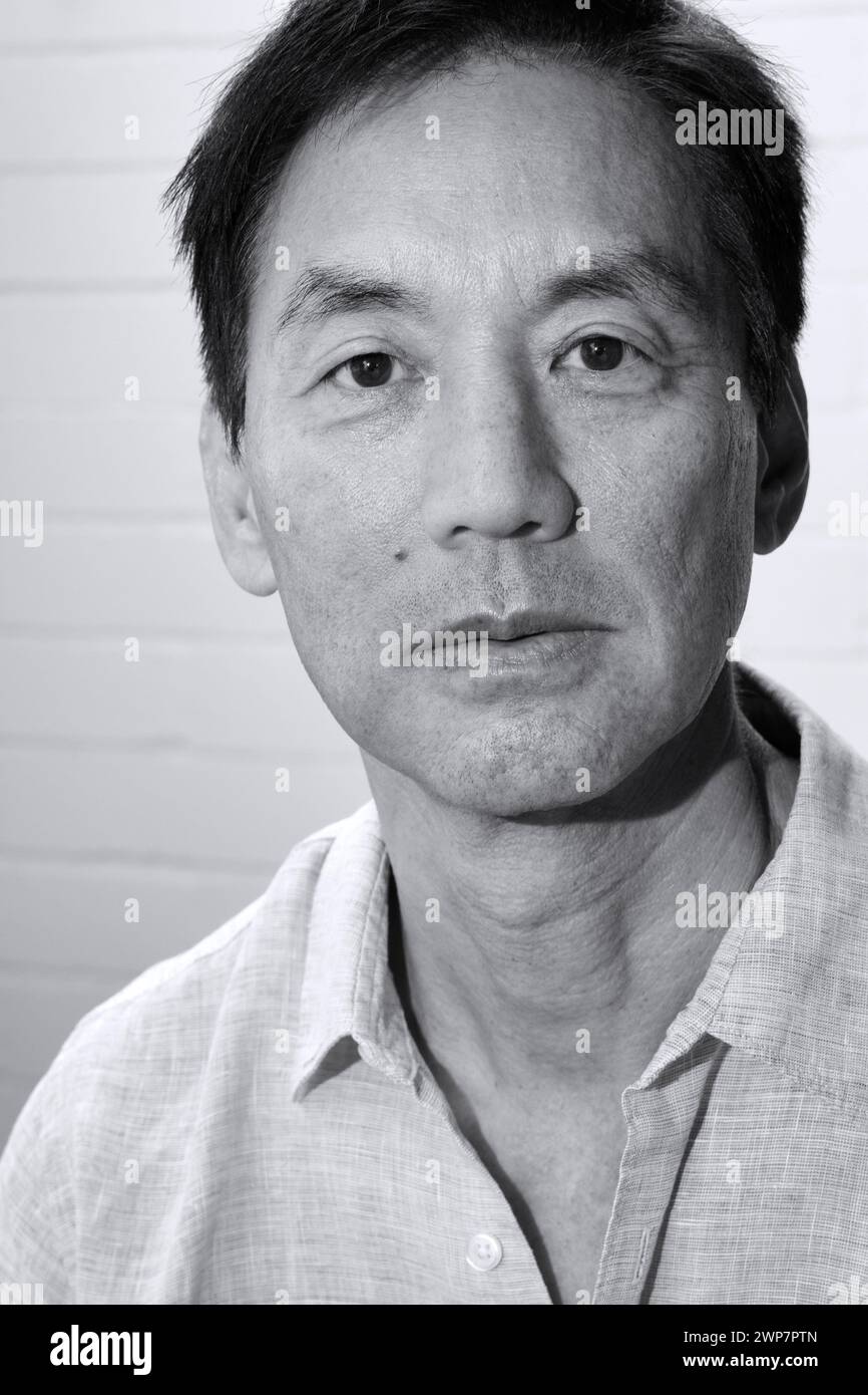 Schwarzweiß-Porträt eines Japaners in seinen 50ern Stockfoto