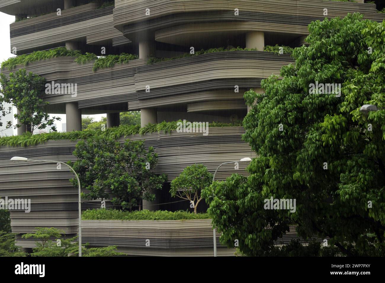 Ein mehrstöckiges Gebäude mit moderner Architektur in Singapur Stockfoto