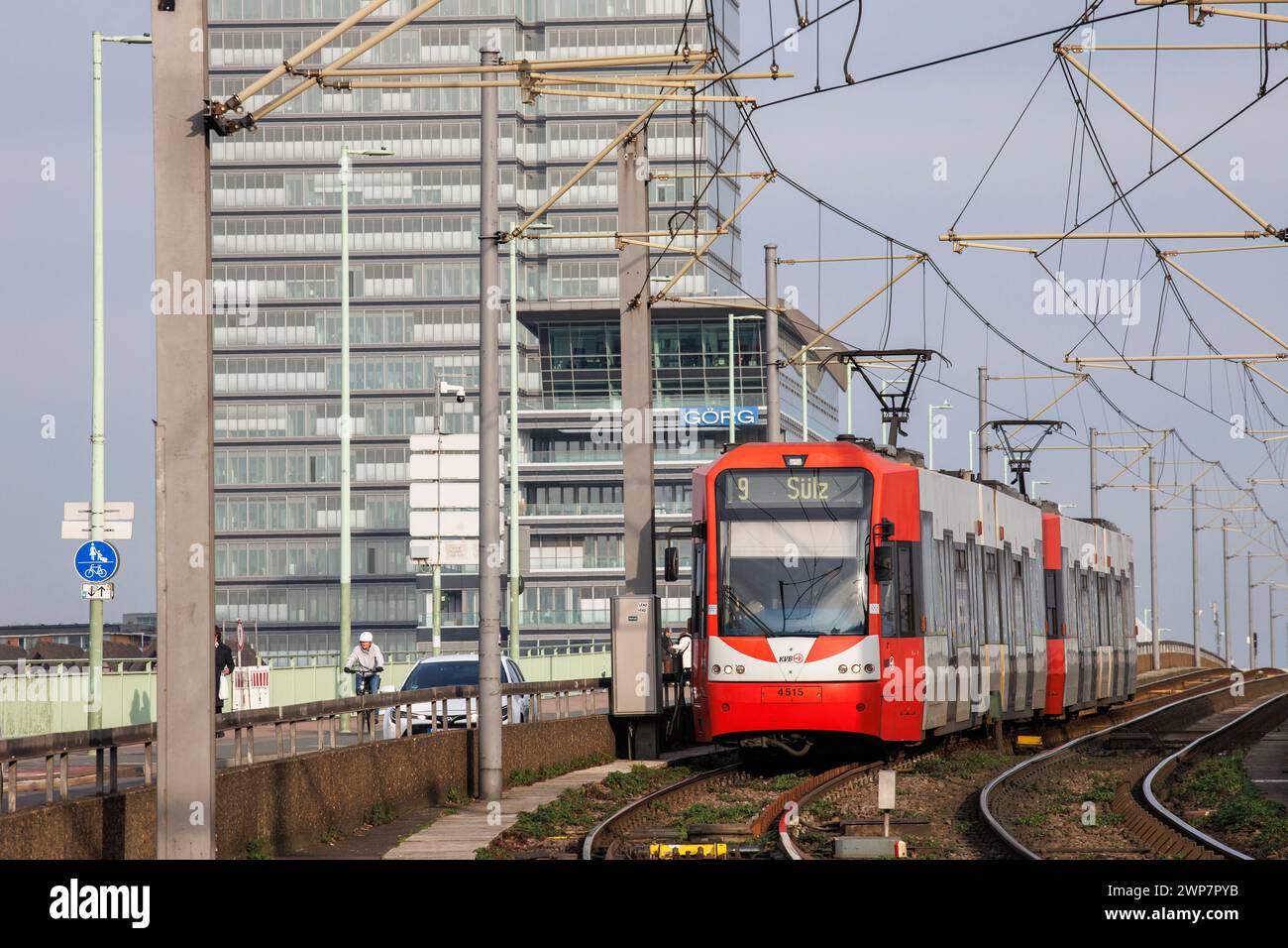 Straßenbahnlinie 9 der Kölner Verkehrsgesellschaft KVB auf der Deutzbrücke in Richtung Heumarkt, Lanxess Tower, Köln, Deutschland. Strassenbahn der Linie 9 Stockfoto