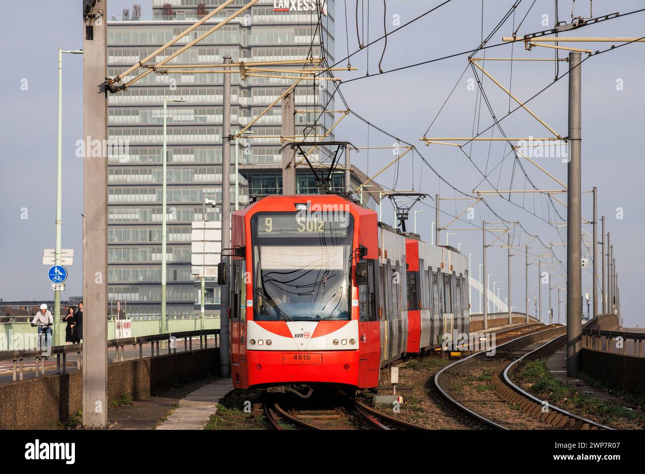 Straßenbahnlinie 9 der Kölner Verkehrsgesellschaft KVB auf der Deutzbrücke in Richtung Heumarkt, Lanxess Tower, Köln, Deutschland. Strassenbahn der Linie 9 Stockfoto