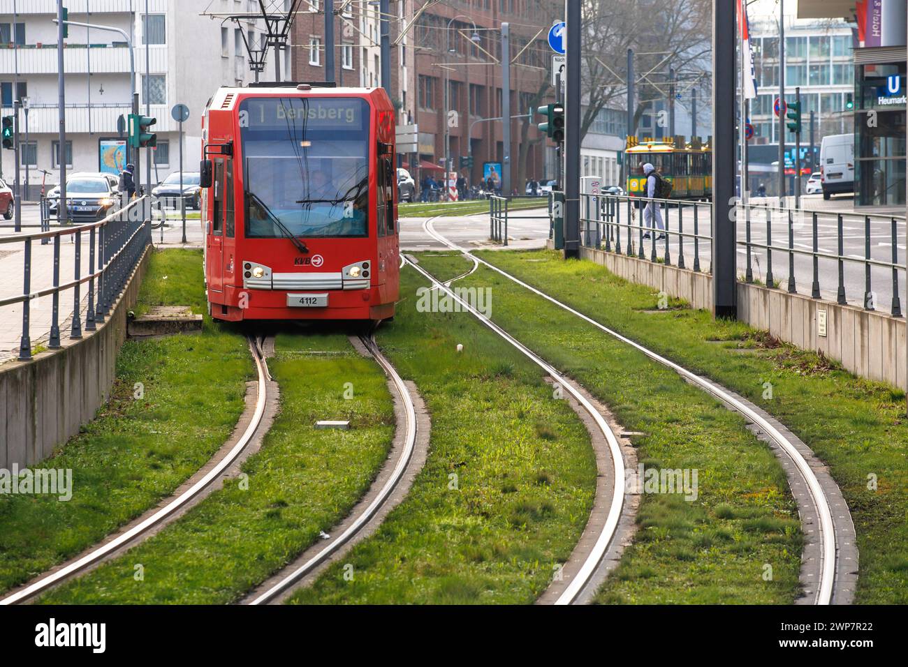 Straßenbahnlinie 1 der Kölner Verkehrsgesellschaft KVB bei Heumarkt, begrüntes Gleisbett, Köln, Deutschland. Strassenbahn der Linie 1 der Kölner Verkehrs Stockfoto