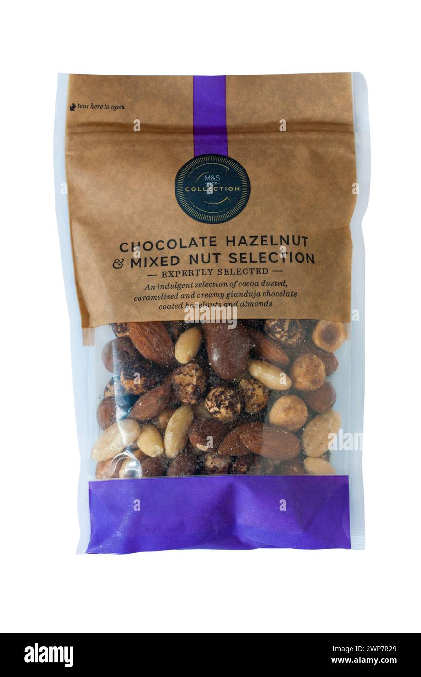 Schokoladen-Haselnuss & gemischte Nüsse Auswahl von M&S isoliert auf weißem Hintergrund Stockfoto