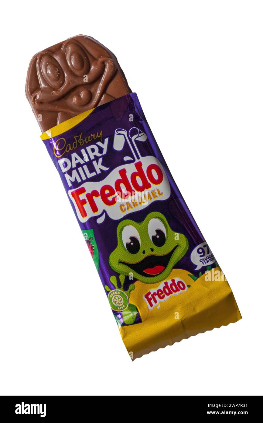 Cadbury Milchmilch Freddo Karamellriegel Schokolade geöffnet, um Inhalt isoliert auf weißem Hintergrund zu zeigen Stockfoto