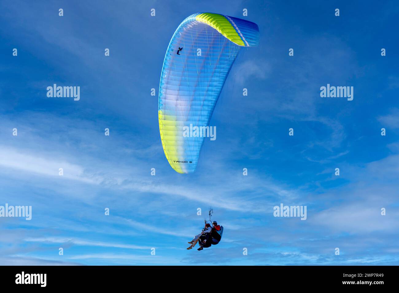 Tandem-Gleitschirmfliegen in den Himmel, San Diego, Kalifornien Stockfoto