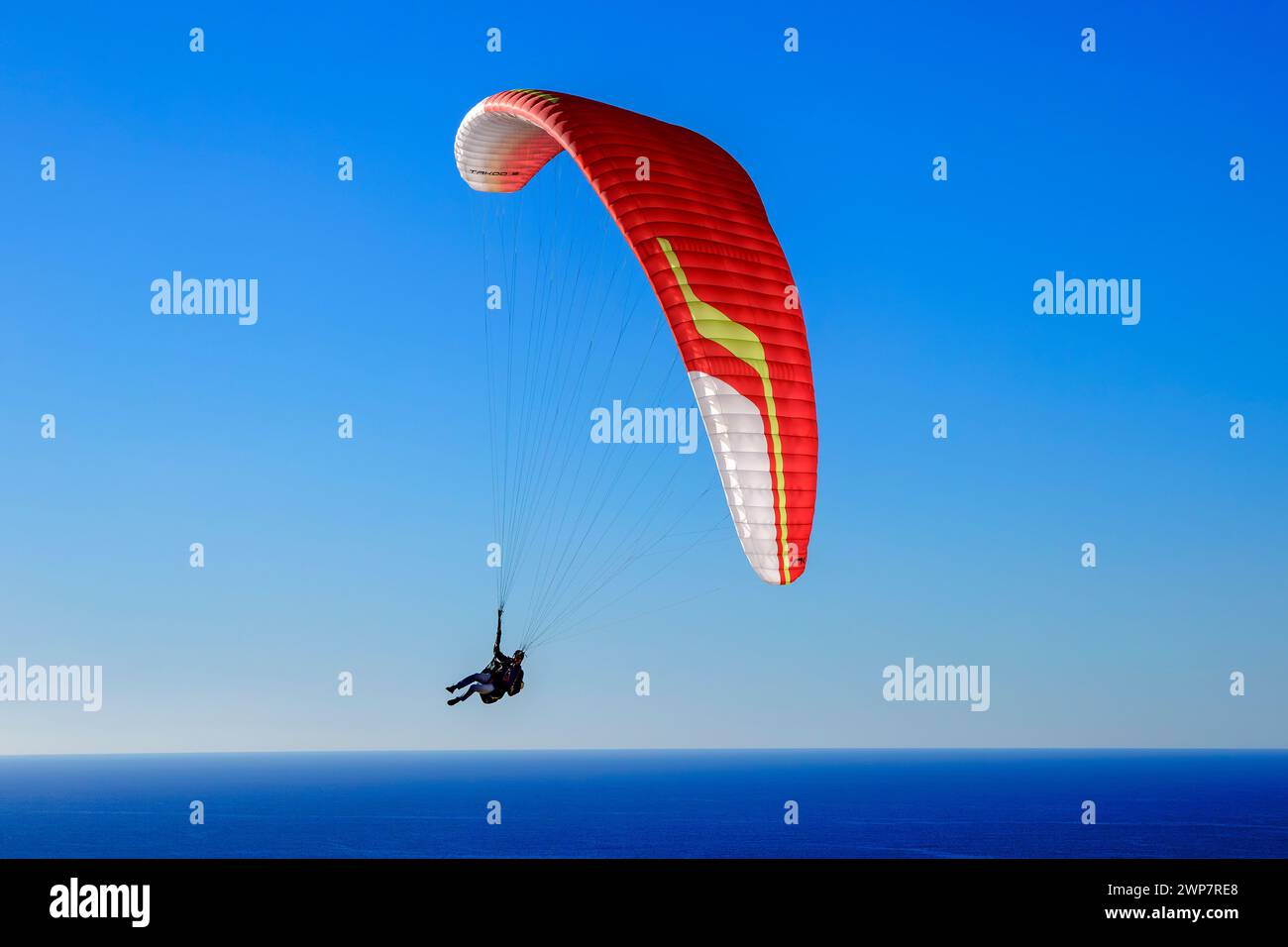 Gleitschirmfliegen über den Ozean in San Diego, Kalifornien Stockfoto