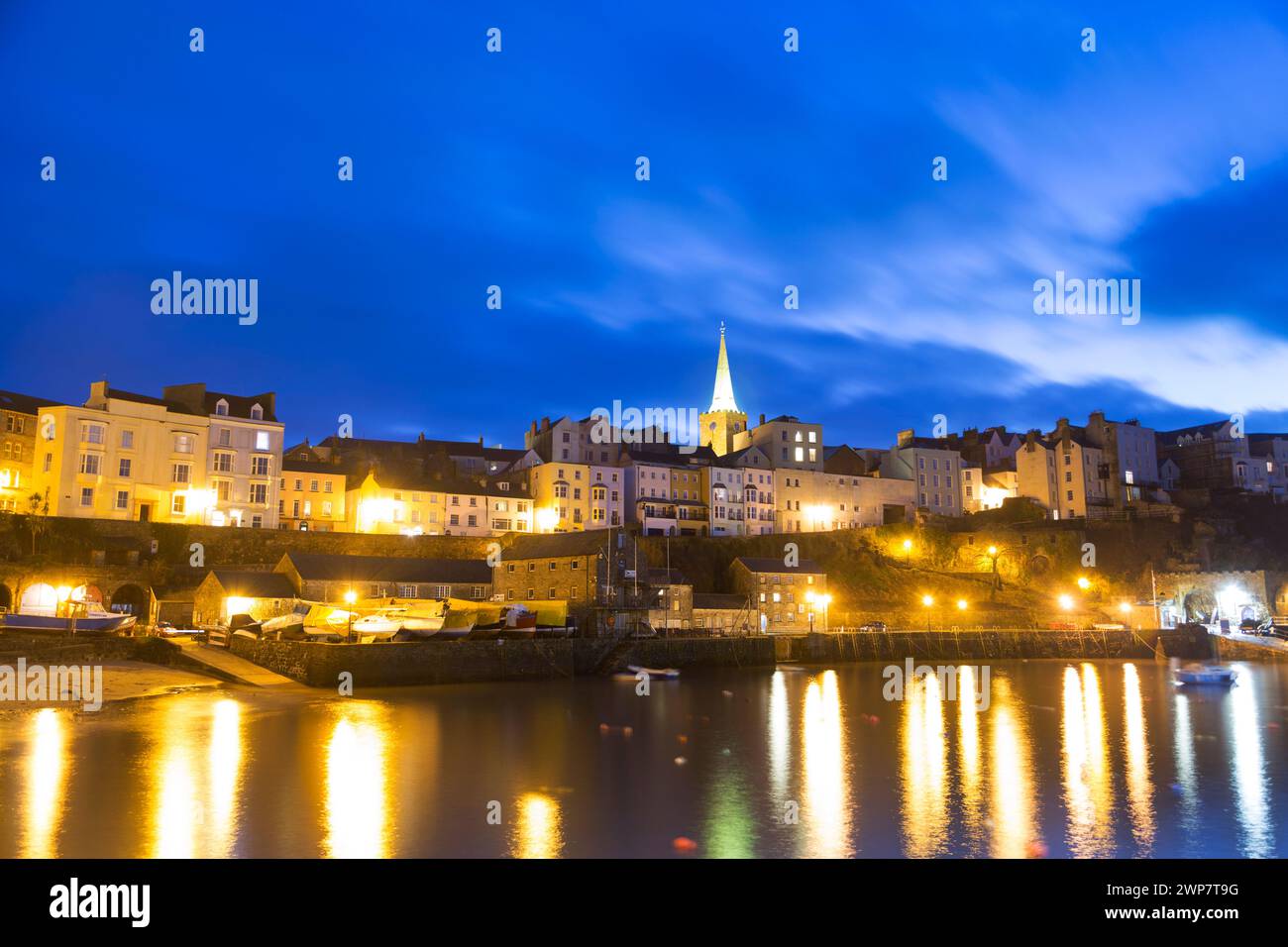 England, Wales, Tenby, Tenby in der Nacht. Stockfoto