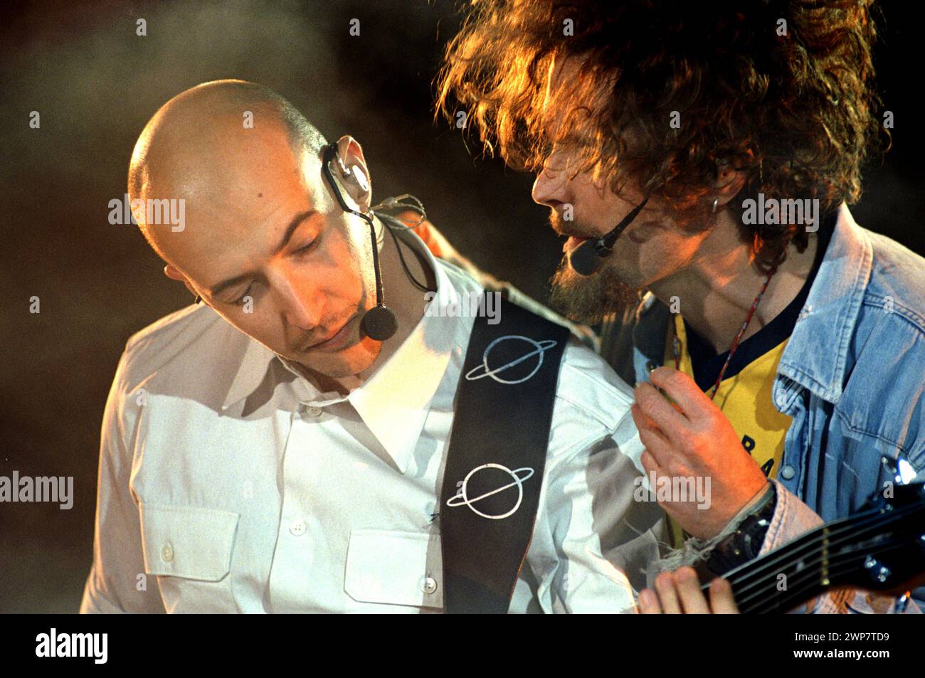 Mantova Italien 05.06.1997: Jovanotti, italienischer Sänger, und der Bassist Saturnino während der Fernsehsendung „Festivalbar 1997“ Stockfoto