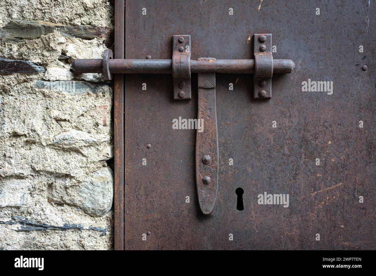 Detail der alten Schraube oder Verriegelung, die beim Schmieden einer Metalltür hergestellt wurde Stockfoto