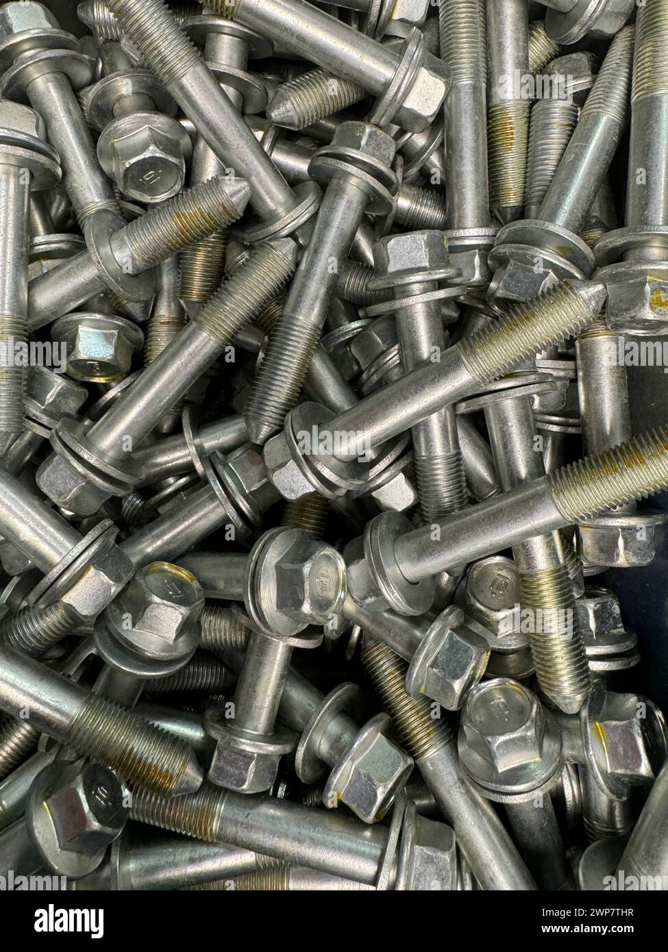 Die langen beschichteten Edelstahlschrauben und Unterlegscheiben für die Fertigung. Stockfoto