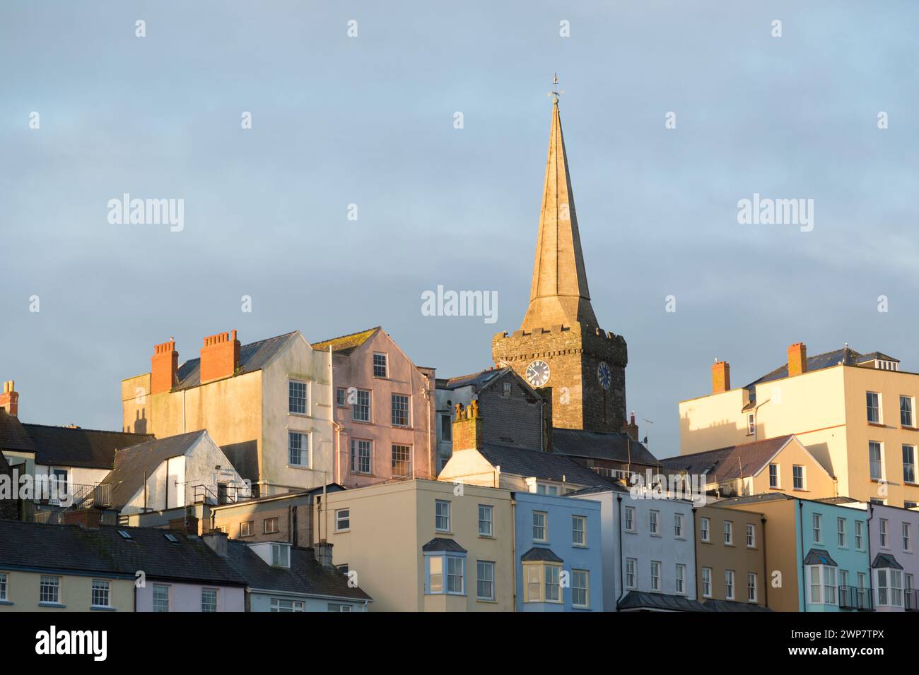 Großbritannien, Wales, Tenby, Blick vom Hafen, frühmorgens. Stockfoto